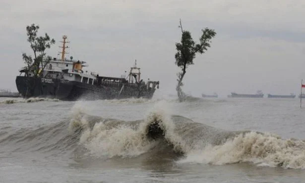 ঝড়ো হাওয়ার শঙ্কায় দেশের ৮ অঞ্চলের নদীবন্দরে সতর্কতা