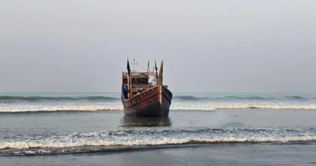 টেকনাফ উপকূলে রোহিঙ্গাবাহী নৌকাডুবি, নিখোঁজ অনেকে