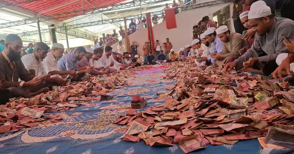 দ্বিতীয়বারের মতো প্রকাশ্যে খুলল শাহজালাল (রহ.) মাজারের দানবাক্স দ্বিতীয়বারের মতো প্রকাশ্যে খুলল শাহজালাল (রহ.) মাজারের দানবাক্স