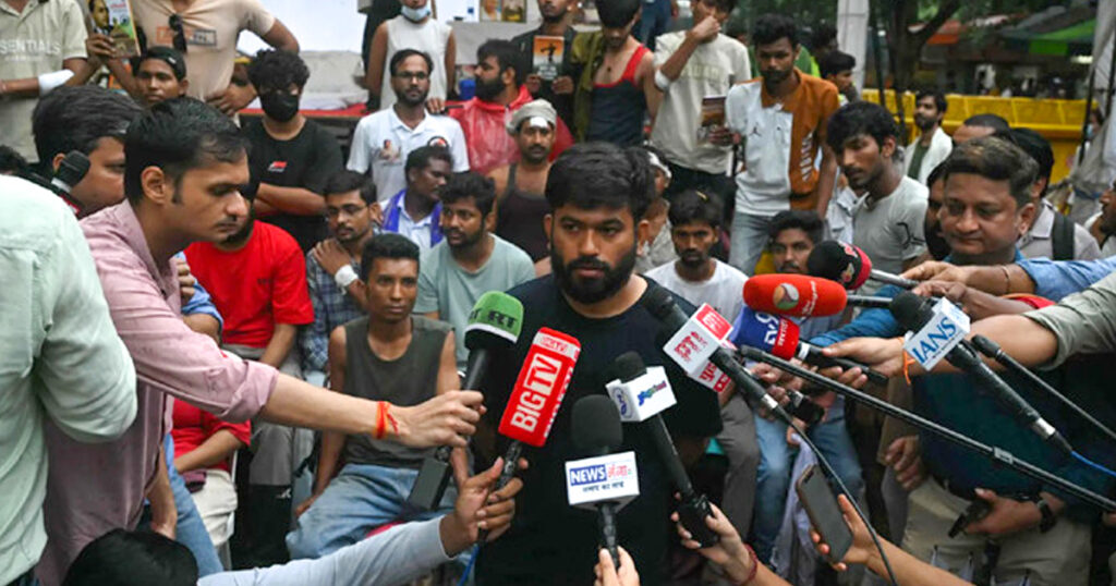 পুলিশি নির্যাতনের পরও থামবে না ককরোচ পার্টি পুলিশি নির্যাতনের পরও থামবে না ককরোচ পার্টি