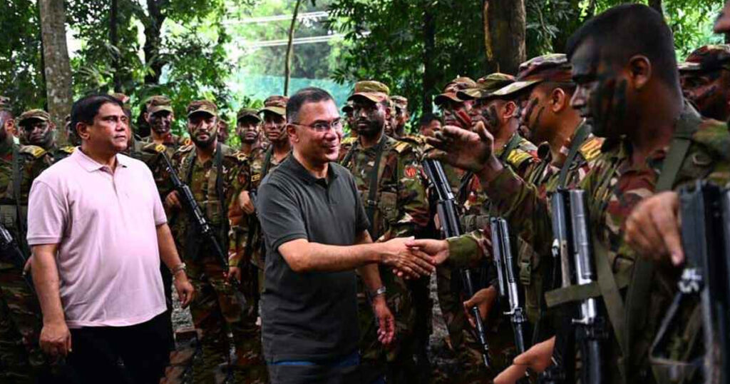 বিস্তীর্ণ জঙ্গলে সেনাবাহিনীর গ্রীষ্মকালীন মহড়া পরিদর্শনে প্রধানমন্ত্রী বিস্তীর্ণ জঙ্গলে সেনাবাহিনীর গ্রীষ্মকালীন মহড়া পরিদর্শনে প্রধানমন্ত্রী