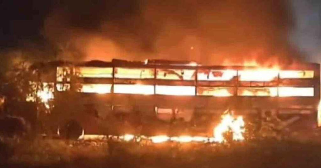 ভারতে বাস-ট্রাকের সংঘর্ষের পর আগুনে নিহত ৭, আহত ২২ 