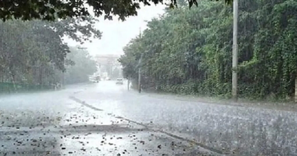 ভ্যাপসা গরমের মধ্যে ঢাকায় বৃষ্টির সম্ভাবনা, ৯ অঞ্চলে ঝড়ের আভাস