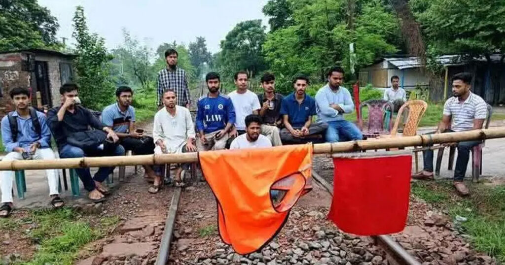 রাজশাহীতে শিক্ষার্থীদের রেলপথ অবরোধ, ট্রেন চলাচল বন্ধ রাজশাহীতে শিক্ষার্থীদের রেলপথ অবরোধ, ট্রেন চলাচল বন্ধ