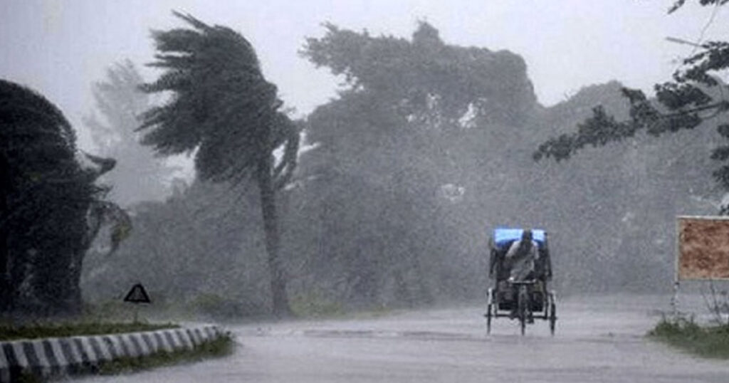 সন্ধ্যার মধ্যে ১৯ জেলায় ঝড়, অতিভারি বৃষ্টির শঙ্কা