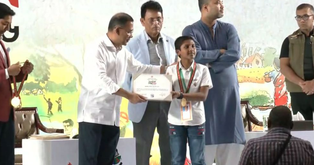 ২১ ক্যাটাগরিতে প্রাথমিক শিক্ষা পদক বিতরণ করছেন প্রধানমন্ত্রী