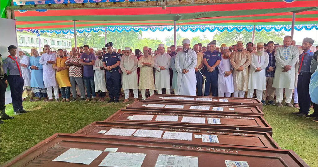 জানাজা শেষে নওগাঁর ৭ জনের মরদেহ পরিবারের কাছে হস্তান্তর