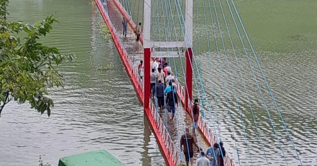 ডুবে গেছে রাঙামাটির ঝুলন্ত সেতু, পর্যটক চলাচলে নিষেধাজ্ঞা ডুবে গেছে রাঙামাটির ঝুলন্ত সেতু, পর্যটক চলাচলে নিষেধাজ্ঞা