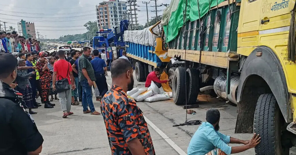 দাঁড়িয়ে থাকা ট্রাকে আরেক ট্রাকের ধাক্কা, বাবা-ছেলেসহ নিহত ৩