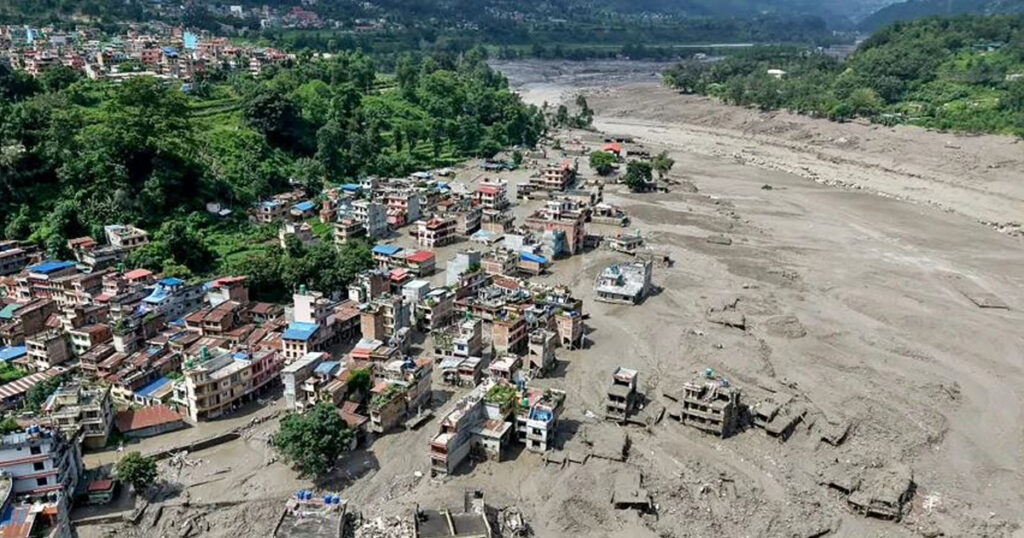 নেপালের বন্যা: কাদা থেকে উঠে আসছে একের পর এক লাশ, দীর্ঘ হচ্ছে মৃতের মিছিল