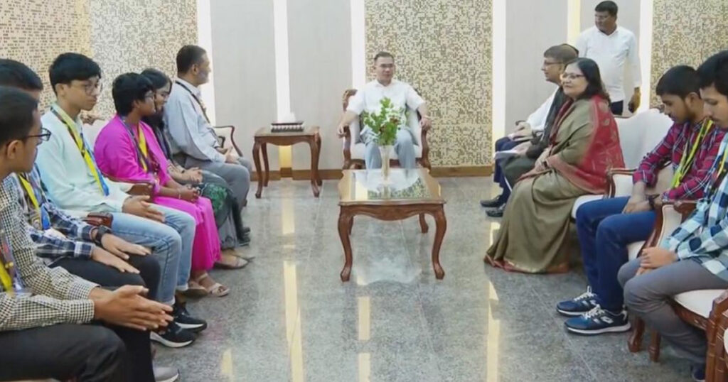 প্রধানমন্ত্রীর সঙ্গে গণিত অলিম্পিয়াড বিজয়ীদের সৌজন্য সাক্ষাৎ