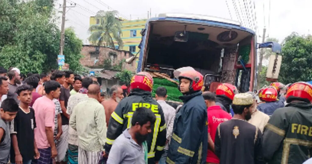বগুড়ায় বাসচাপায় নিহত ৬