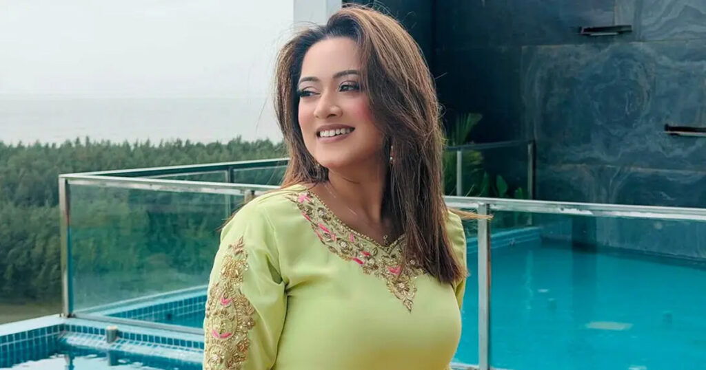 কক্সবাজারে ফুরফুরে মেজাজে দীঘি