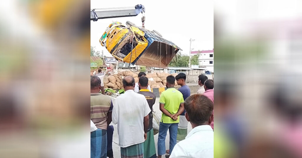 বগুড়ায় ট্রাক-মাইক্রোবাস সংঘর্ষে নিহত ২