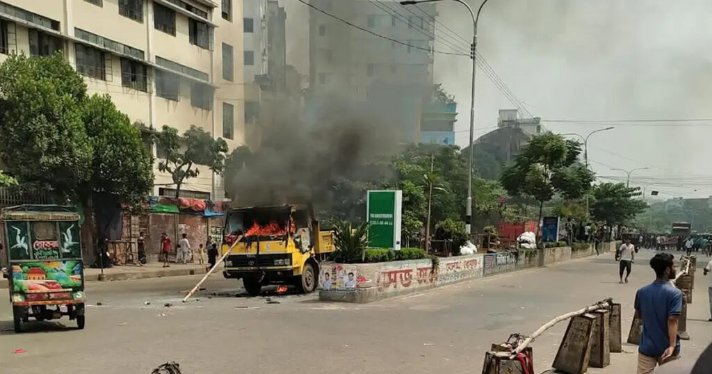 মিরপুরে ফুটপাত উচ্ছেদ অভিযানে সংঘর্ষ, সিটি করপোরেশনের গাড়িতে আগুন
