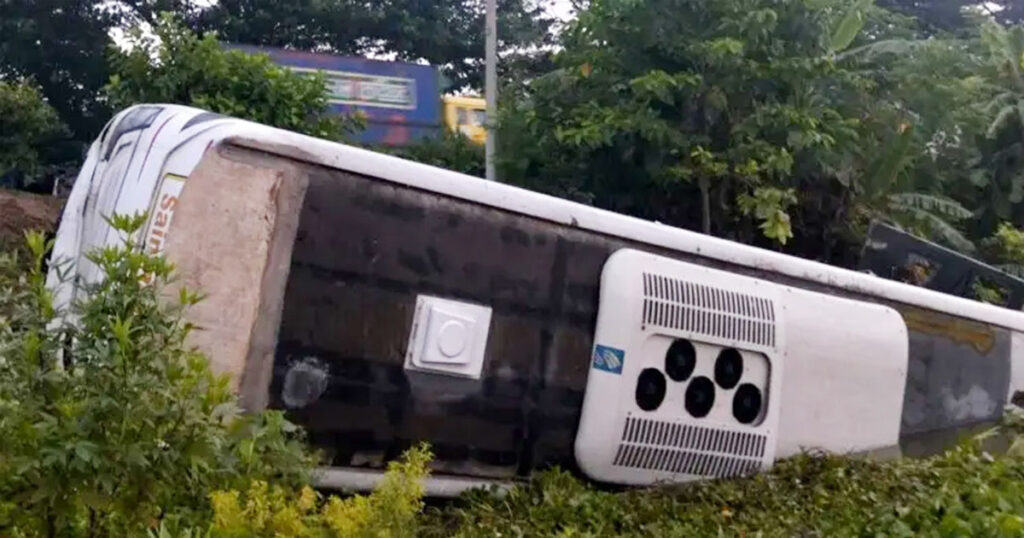 কুমিল্লায় বাস খাদে পড়ে মেডিকেল কলেজের ২০ শিক্ষার্থী আহত