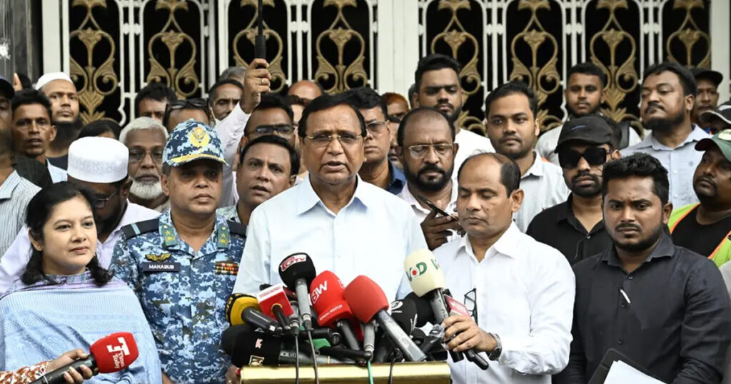 ফুটপাতে ব্যবসা করা ব্যক্তিদের সরে যেতে হবে: ডিএসসিসি প্রশাসক ডিএসসিসি প্রশাসক