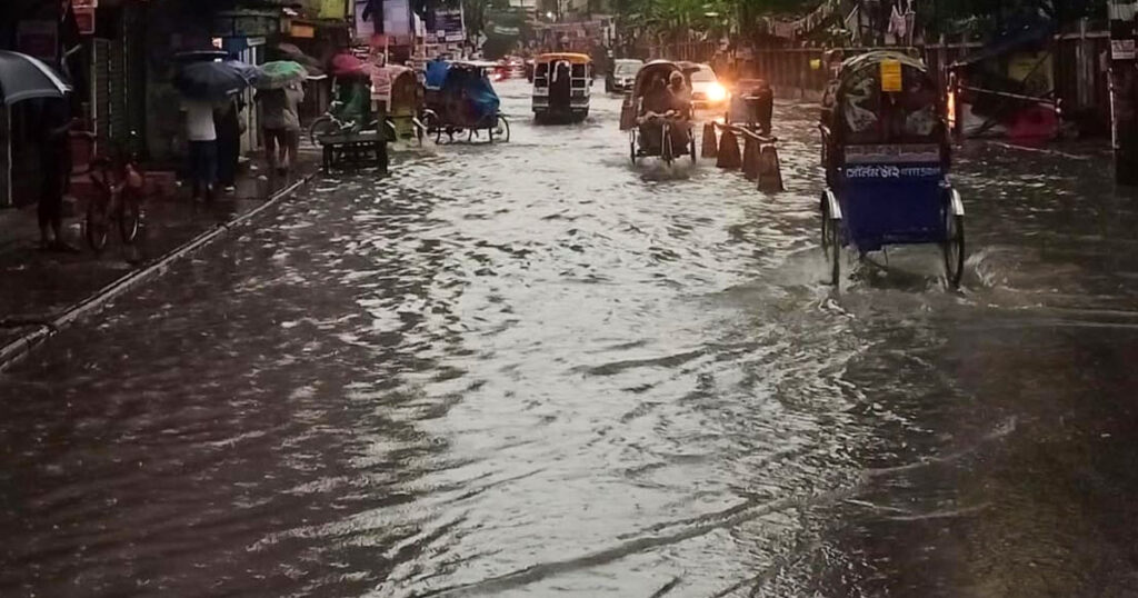 ঢাকায় বজ্রবৃষ্টি, বিভিন্ন স্থানে জলাবদ্ধতা