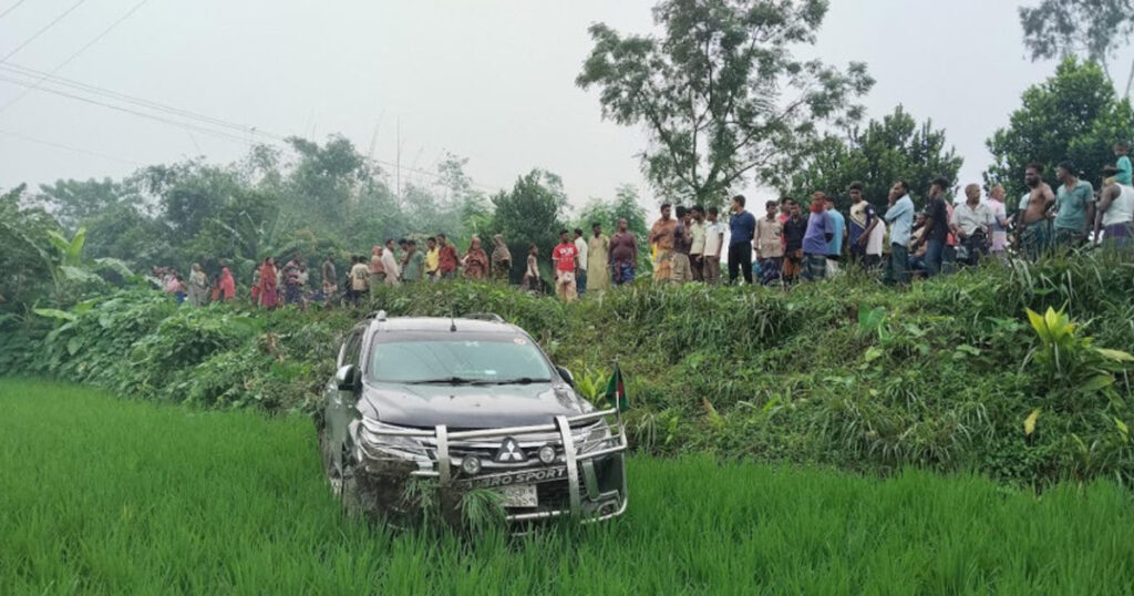 বগুড়ায় ধানক্ষেতে গিয়ে পড়ল প্রতিমন্ত্রীর গাড়ি, আহত ৩