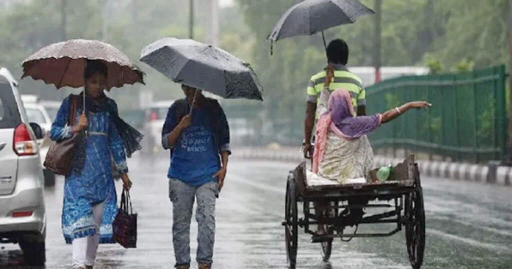 রাজধানী ঢাকায় গুঁড়ি গুঁড়ি বৃষ্টির সম্ভাবনা, কমতে পারে তাপমাত্রা