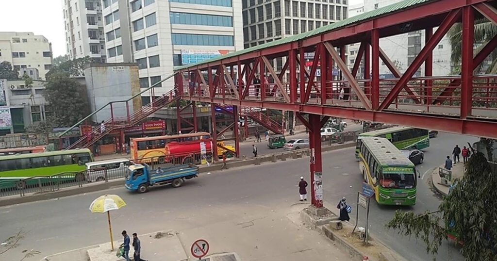 রাজধানীর সড়কে সাতসকালে প্রাণ গেল দুই নারীর রাজধানীর সড়কে সাতসকালে প্রাণ গেল দুই নারীর