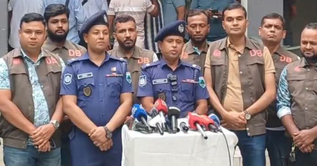 বগুড়ায় পুলিশ পরিচয়ে ১০২ ভরি স্বর্ণ ছিনতাই, ৮৮ লাখ টাকাসহ গ্রেপ্তার ৪ বগুড়ায় পুলিশ
