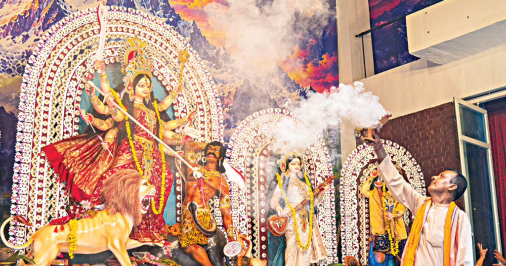 বিজয়া দশমীতে মণ্ডপে বিদায়ের সুর, বিসর্জনে শেষ হচ্ছে দুর্গোৎসব